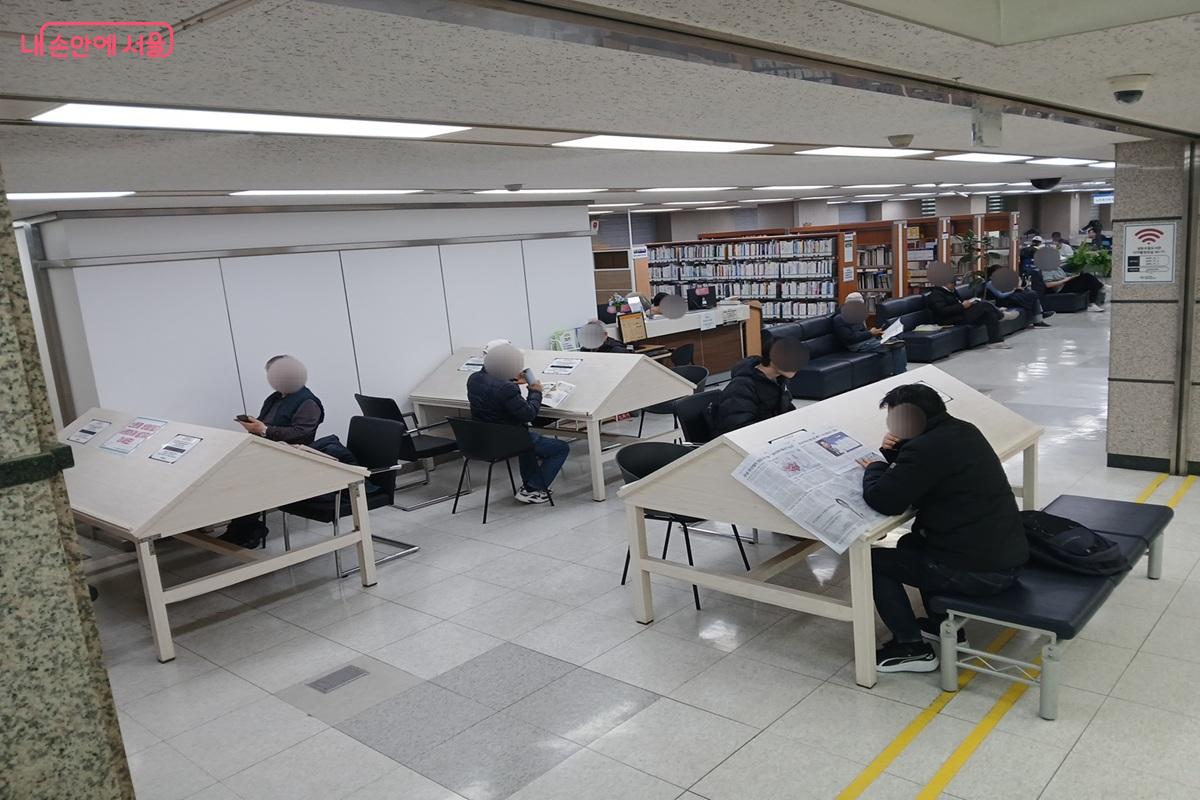신문, 정기 간행물, 디지털 정보 코너가 있는 2층 열람실 ©최은영