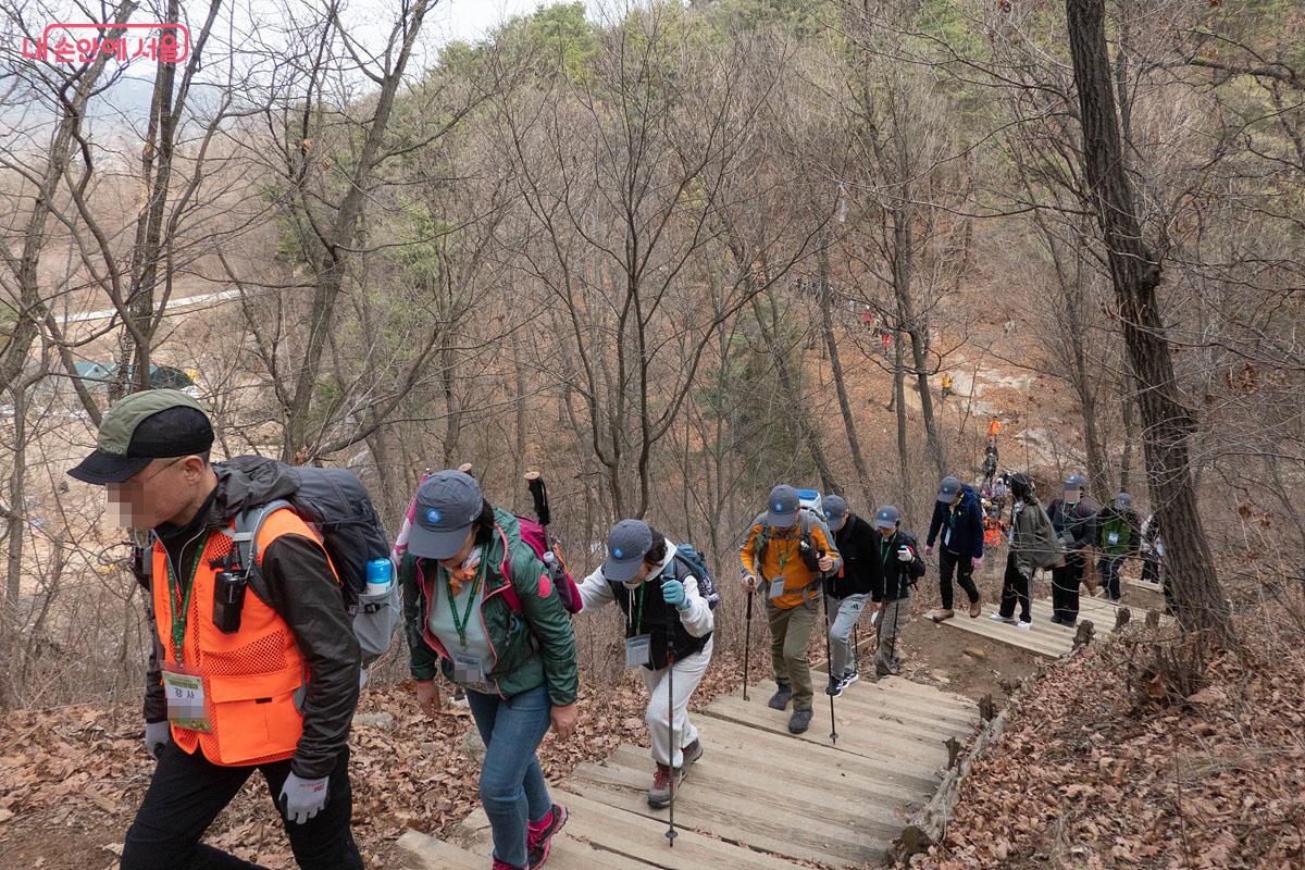 주황색 조끼를 착용한 산악연맹 강사가 앞장서 길을 안내한다. &copy;김인수