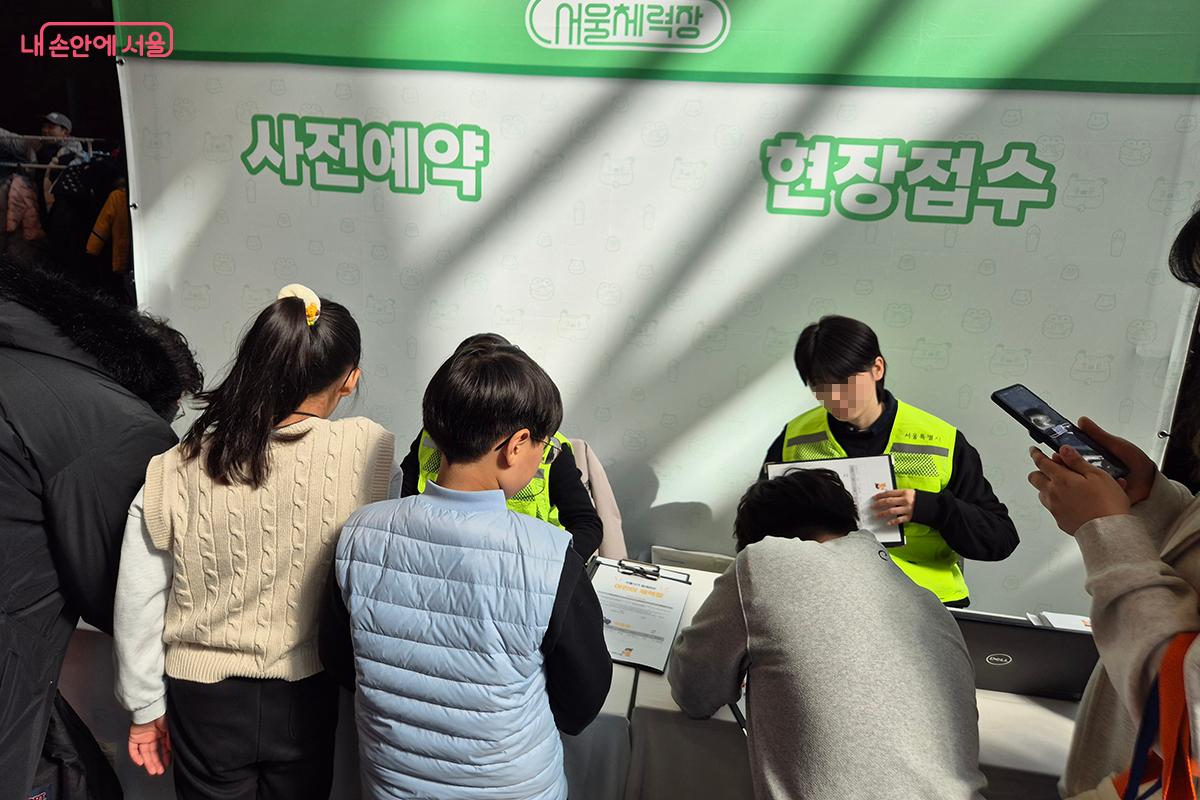 사전예약을 한 인원들은 바코드를 확인한 후 빠르게 입장할 수 있고, 현장접수도 가능했다.