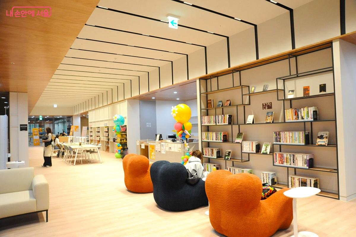 지하 2층 도서관은 종합자료실이다. &copy;조수봉 