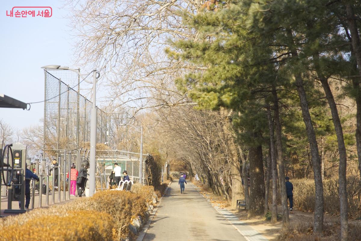 다양한 운동시설은 물론 평탄한 산책로를 걸을 수 있어 걷기 명소로 꼽히는 용왕산근린공원 &copy;임중빈