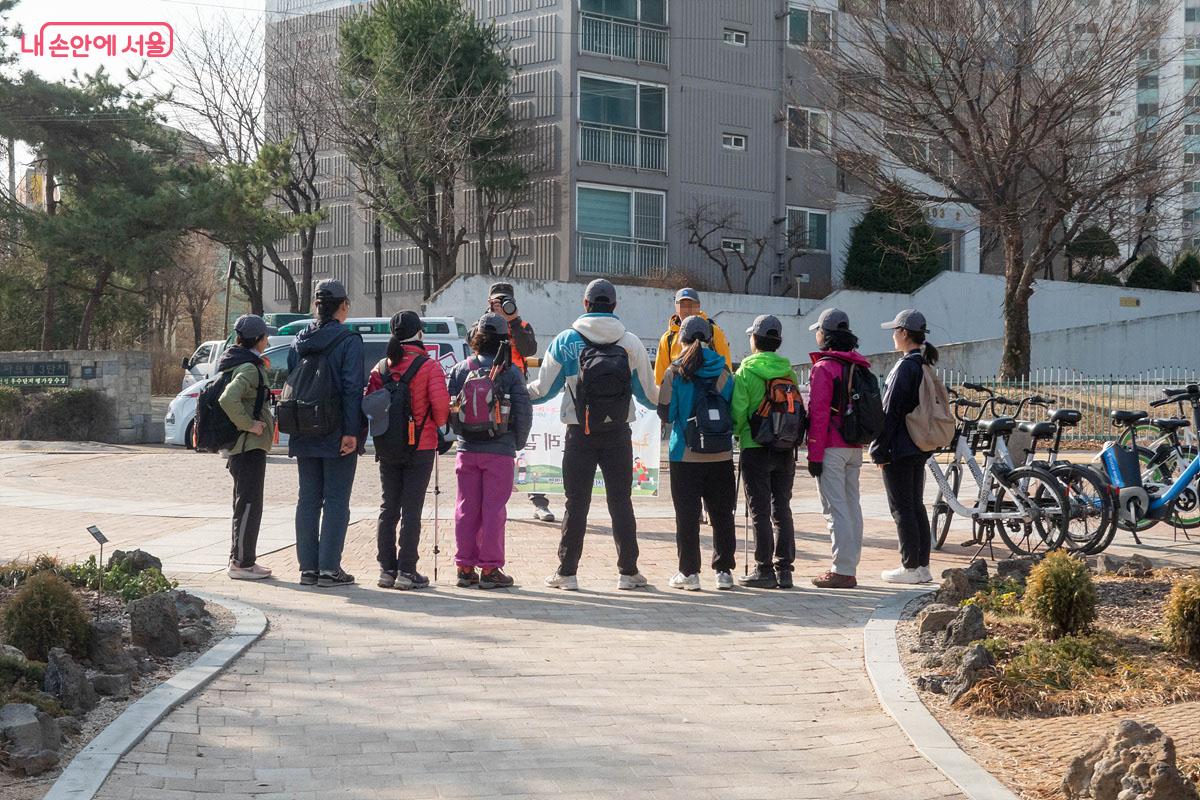 조별로 나뉘어 걷는 100인 원정대원들. 서울둘레길 프로그램의 특징은 &lsquo;함께 완주하는 공동체 걷기&rsquo;다. &copy;김인수