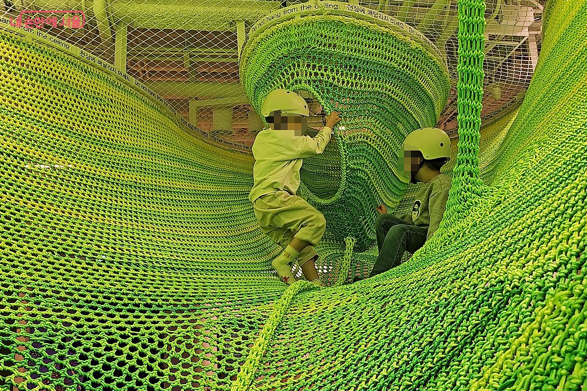 '그물놀이터'에서 기어오르고 미끄러지면서 신나게 놀고 있는 어린이들 &copy;오도연