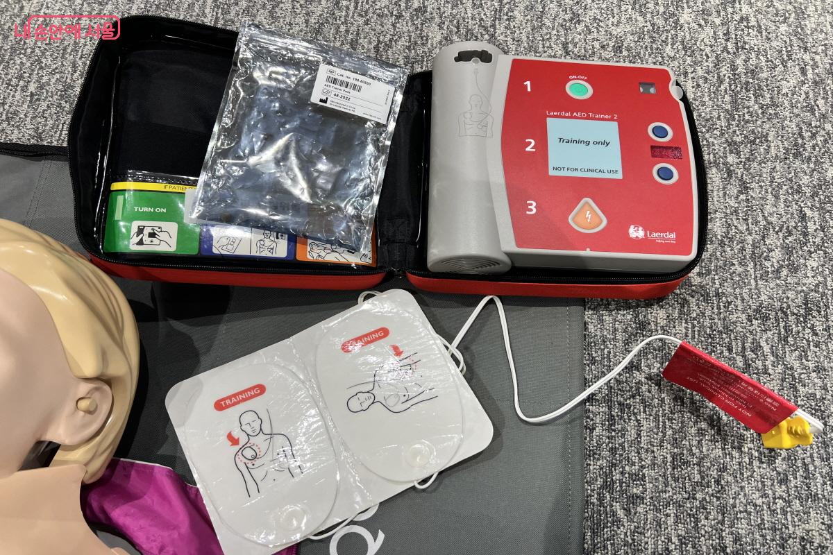 AED 구성품. 본체 장비에 적힌 숫자가 사용순서이다ⓒ박지영