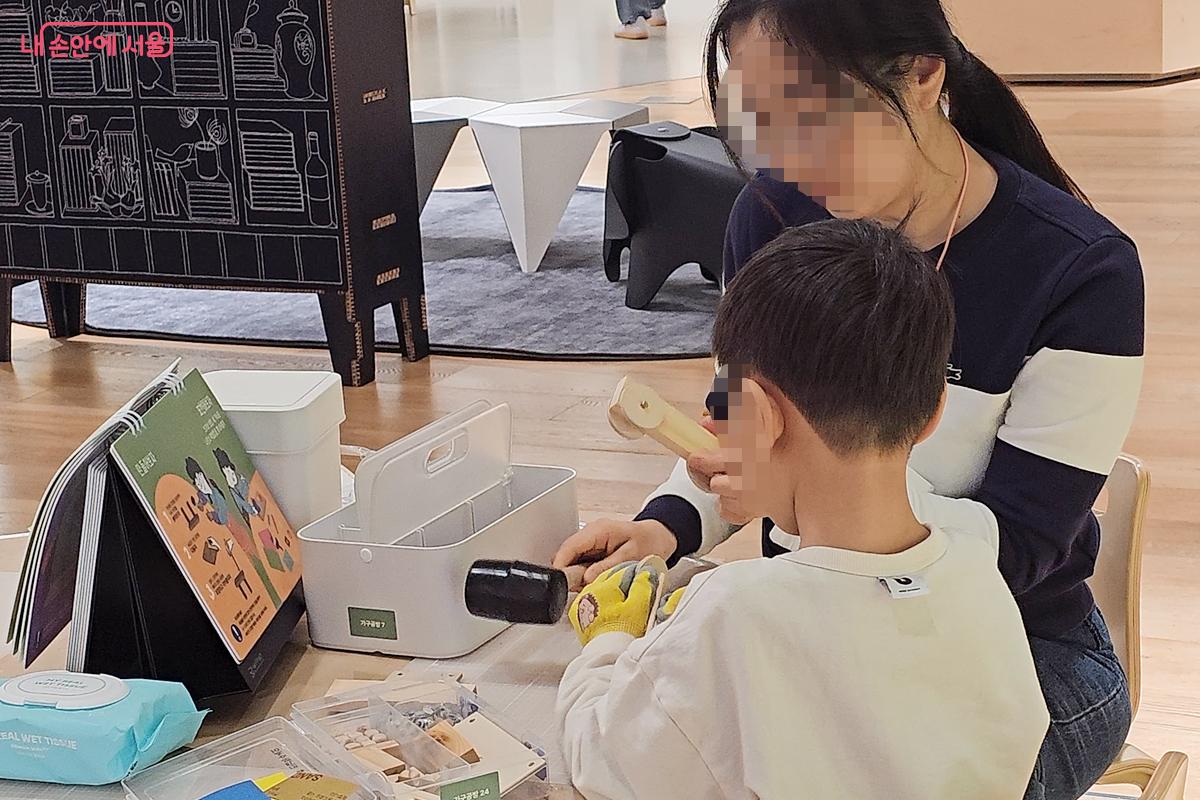 가구공방에서 장난감 자동차를 만드는 엄마와 어린이 &copy;오도연