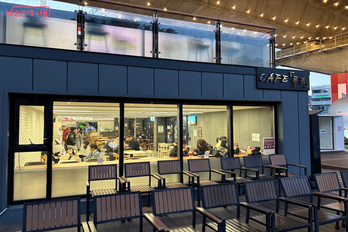  조명으로 빛나는 홍제폭포를 감상하기 좋다. &copy;이혜원