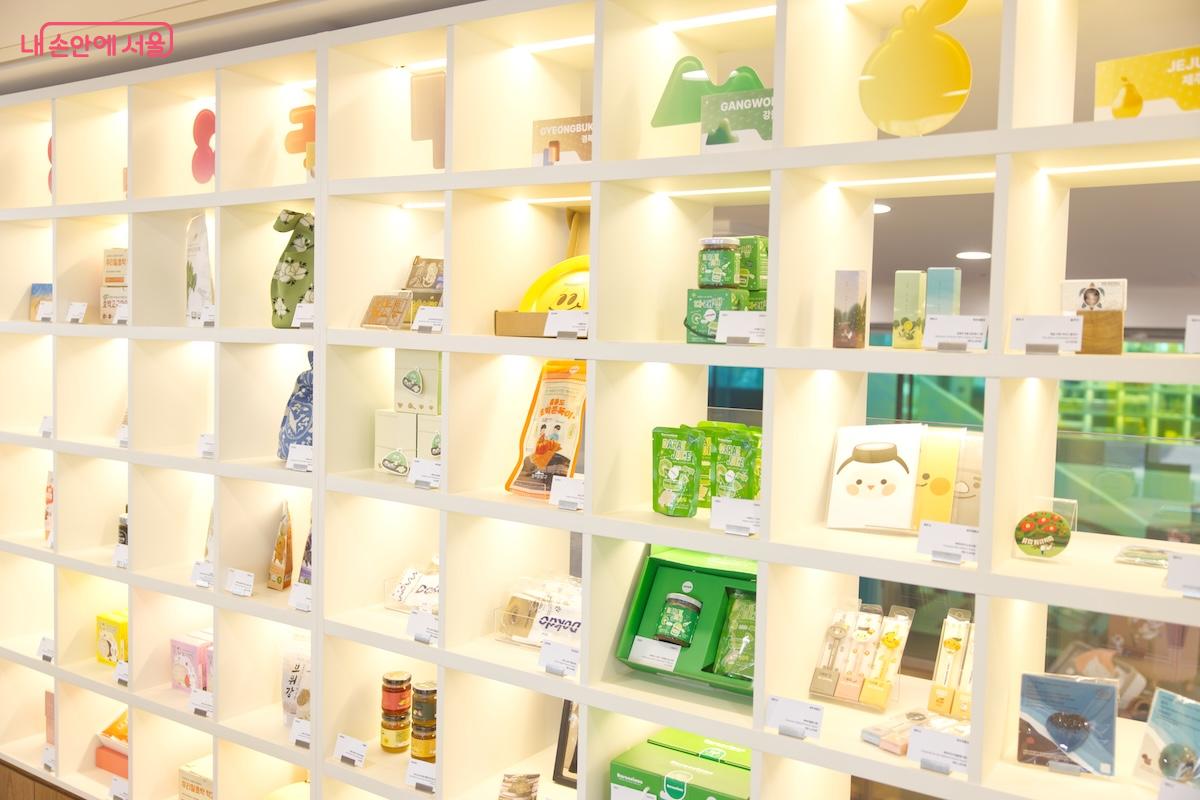 판매와 안내를 담당하는 직원들이 상주하고 있어 마음 편히 구경과 구매를 해보자. &copy;임중빈