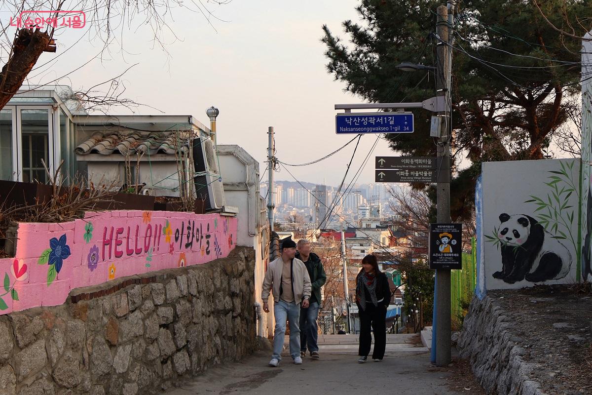 해는 뉘엿뉘엿 지는 가운데 알록달록 벽화와 골목 정취가 가득한 이화마을 풍경 &copy;이봉덕