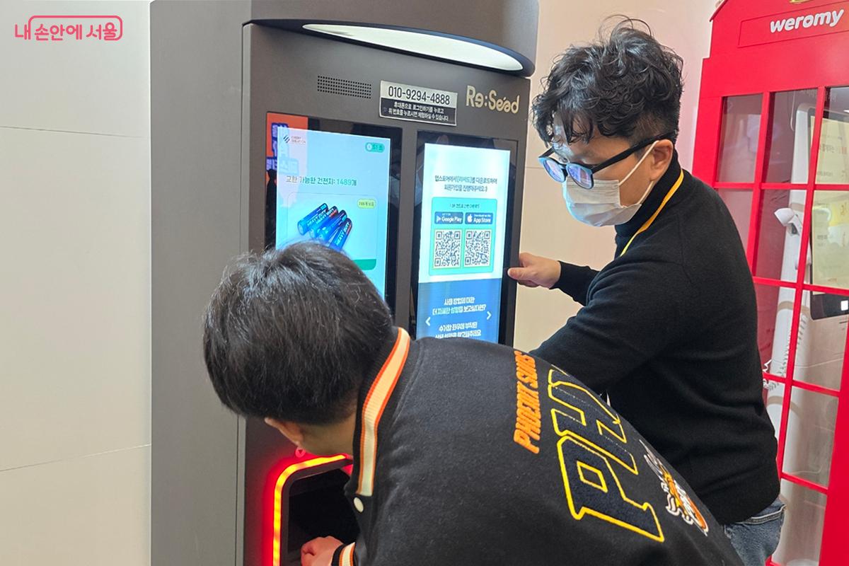 다이렉트 보상형 인공지능 스마트 폐건전지 수거함.ⓒ김윤경