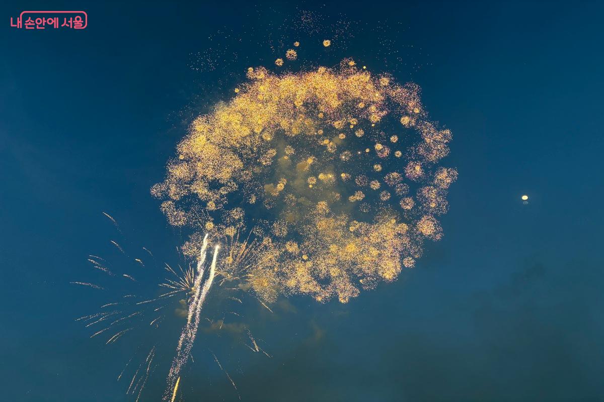 정월대보름 행사 마지막에 불꽃놀이가 진행됐다. ⓒ조현영