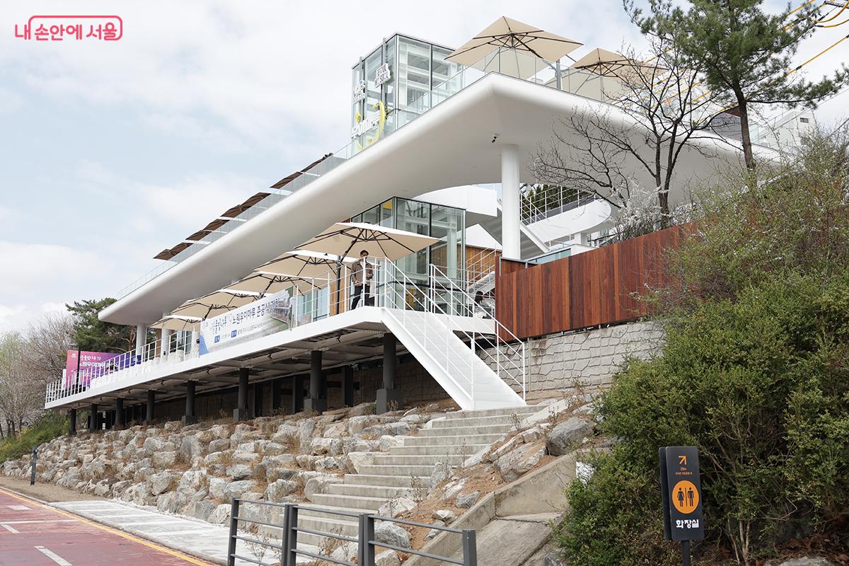 우이천변에서 곧바로 연결되는 계단을 통해 접근할 수 있다. &copy;김아름