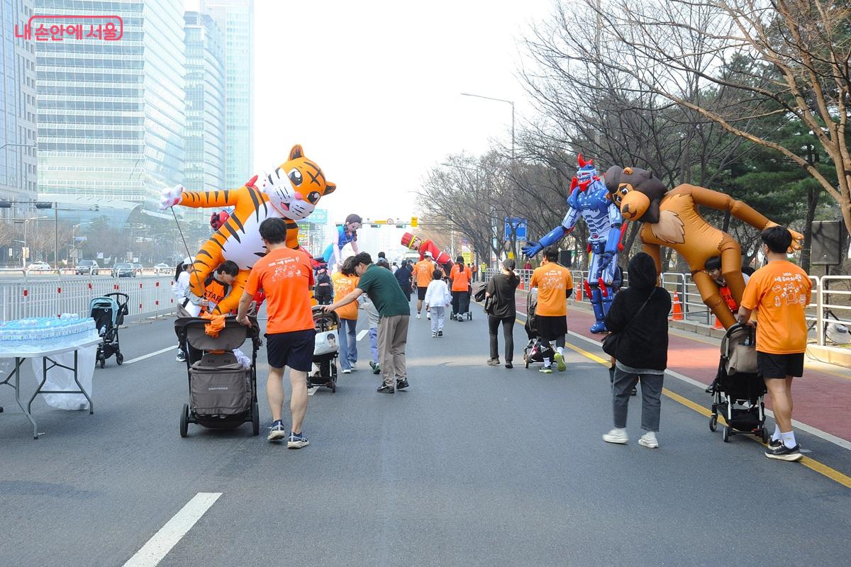 도착하는 가족들을 맞이하는 대형 캐릭터 벌룬 &copy;조수봉 
