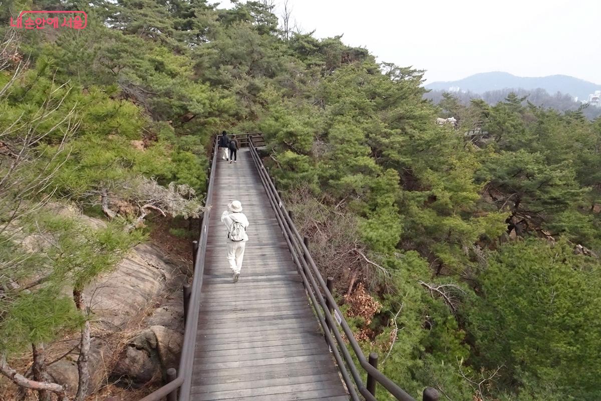 북한산 &lsquo;구름정원길&rsquo; 명칭을 낳은 경치 좋은 데크 길 ⓒ김종성