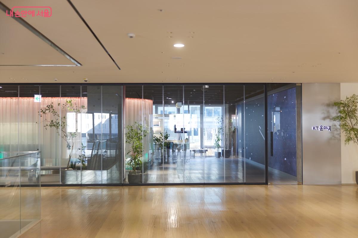 2층 통창의 반대편을 바라보면 KT온마루 전시관을 찾을 수 있다