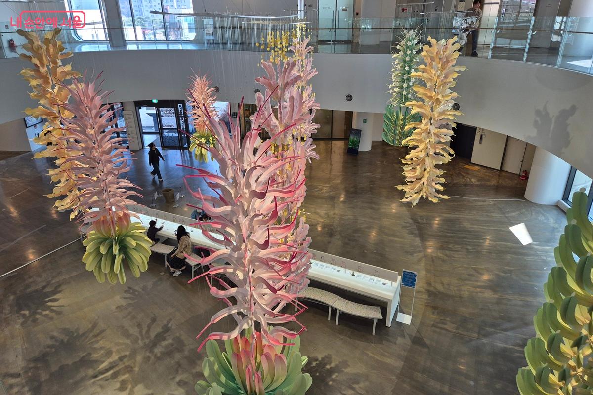 꽃잎과 잎, 암술과 수술을 분리해 공중에서 자유롭게 움직이며 다양한 그림자를 만들고 있다. ⓒ마가은