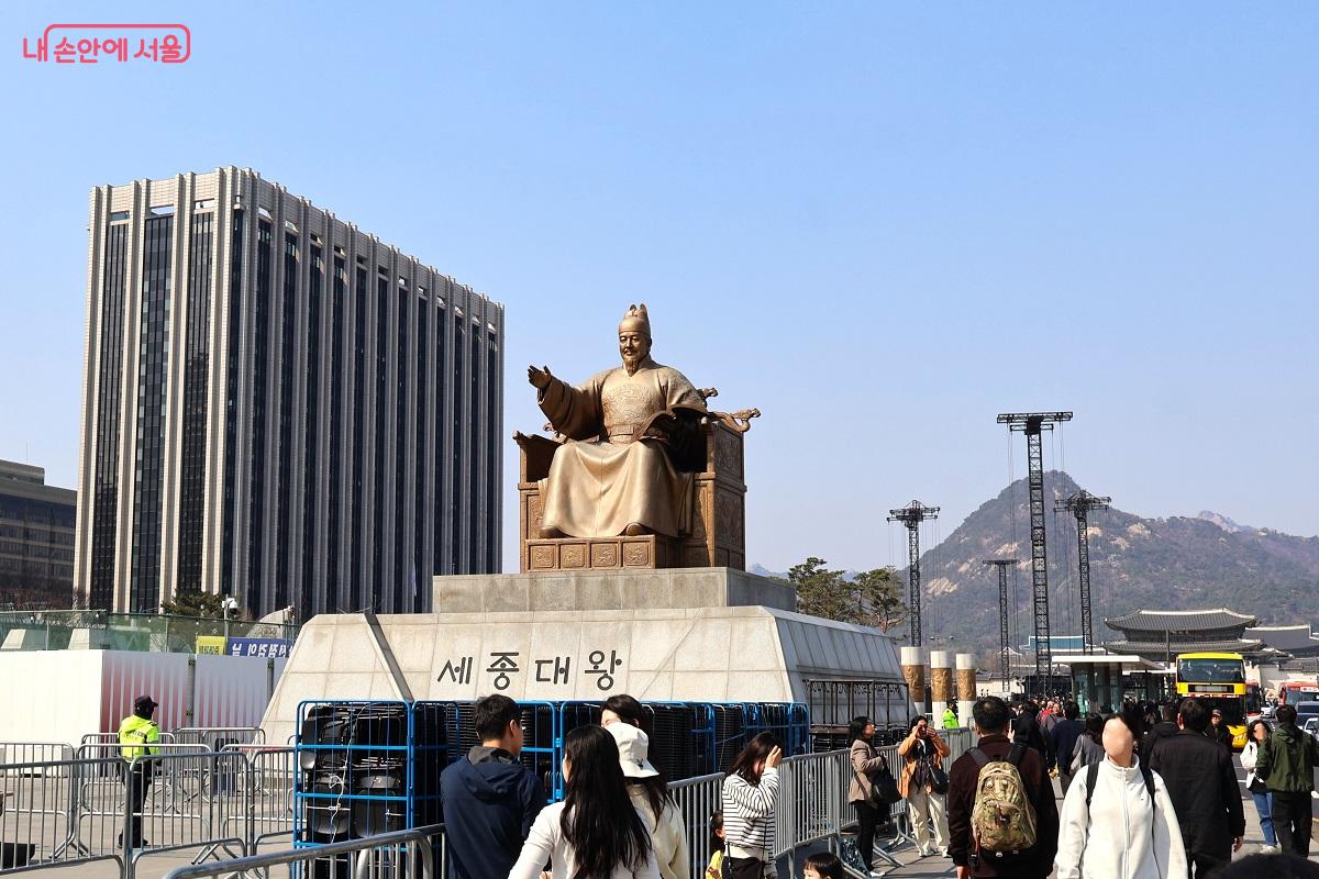 아름다운 우리 한글을 만들어 한국 문화의 길을 열어준 세종대왕의 동상 &copy;이봉덕
