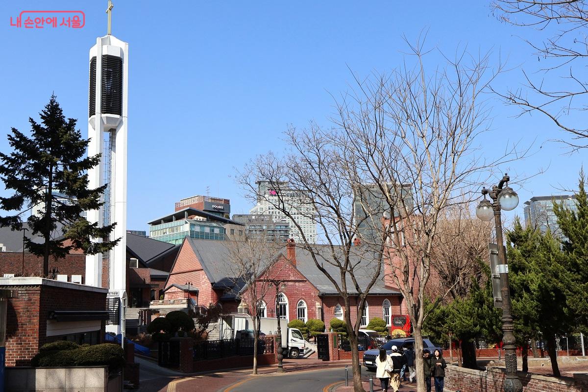 소박한 고딕 양식의 자태로 정동 사거리의 중심을 지키고 있는 정동제일교회 &copy;이봉덕