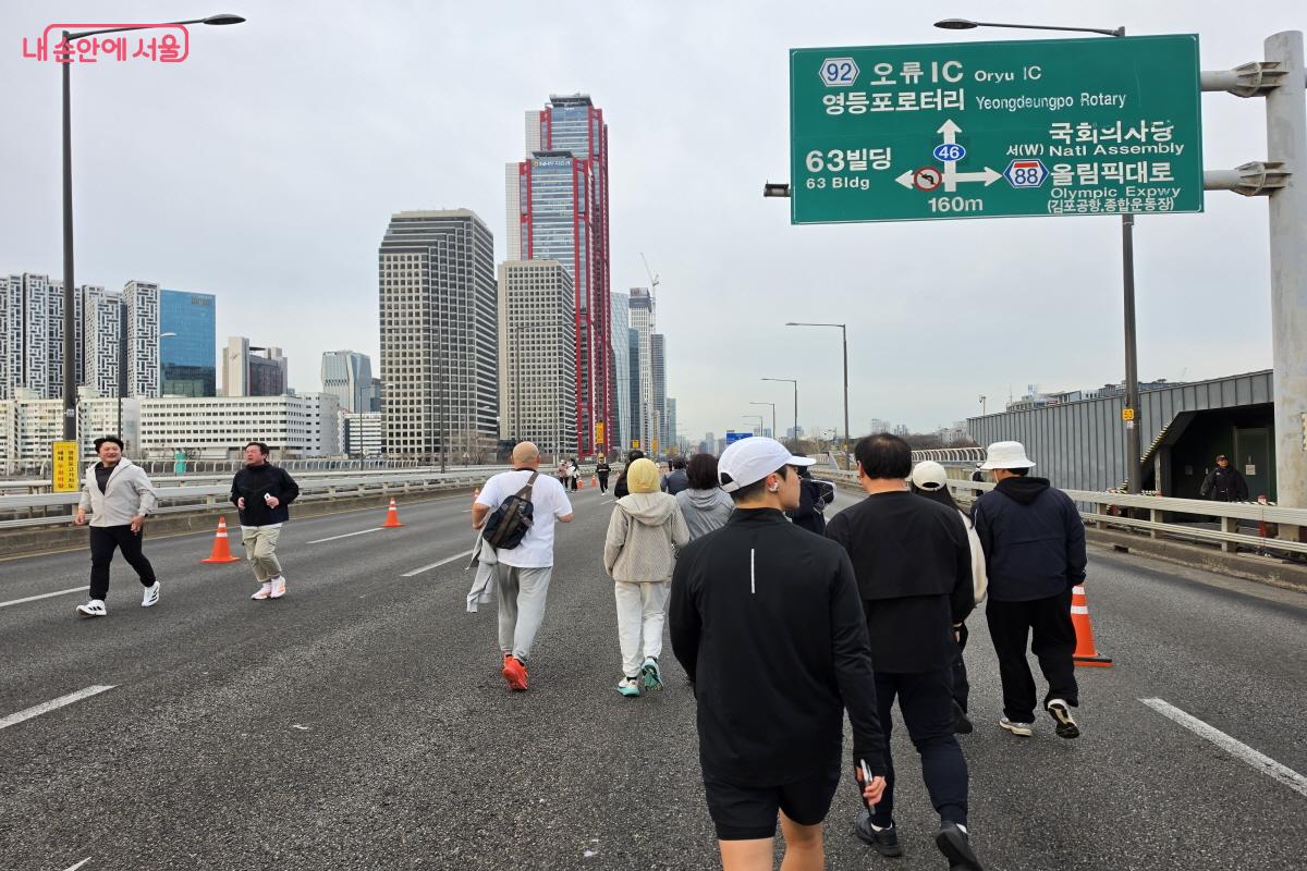 여의도로 다시 돌아가는 시민들.