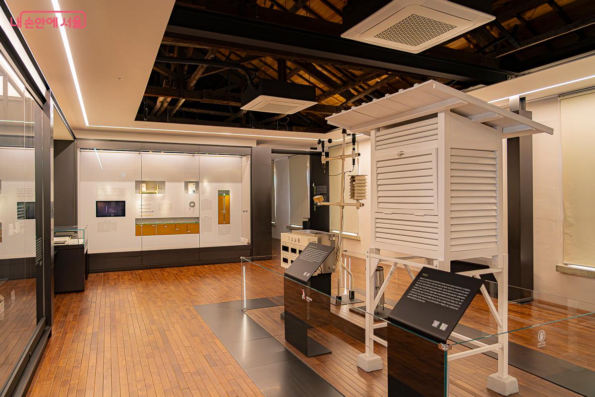 기후를 측정할 수 있는 현대적 기계의 모습도 확인 가능하다. &copy;김지연