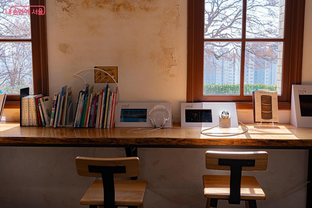 다양한 책과 음악을 감상할 수 있는 공간이 마련돼 있다. &copy;김지연