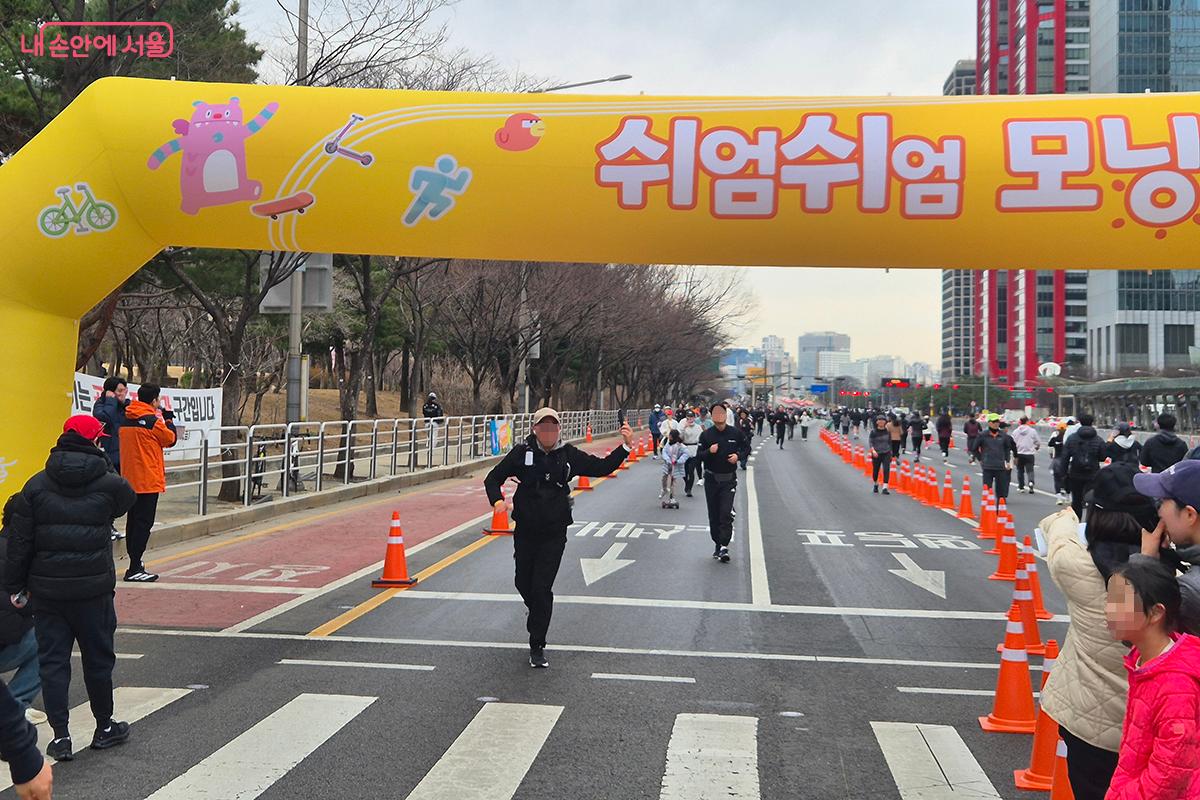 &lsquo;쉬엄쉬엄 모닝&rsquo; 결승선을 통과하고 있는 참가자들의 모습