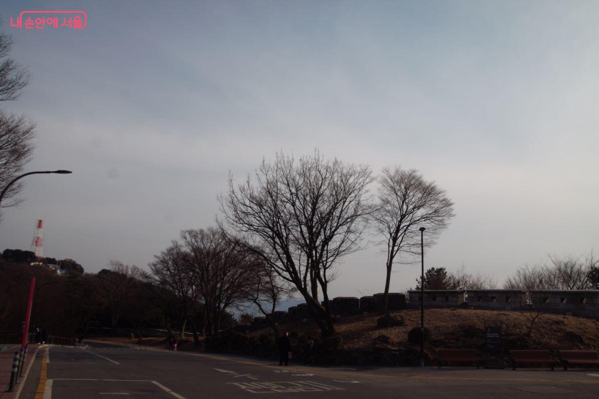 남산 서울성곽 배경 &copy;임영근 