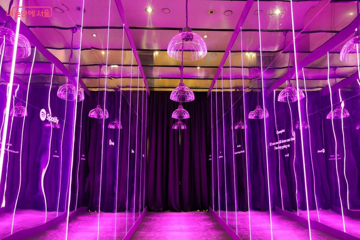 리스닝 존에 서게 되면 블랙핑크 새 앨범 노래가 머리 위쪽에서 흘러나온다. &copy;박성환