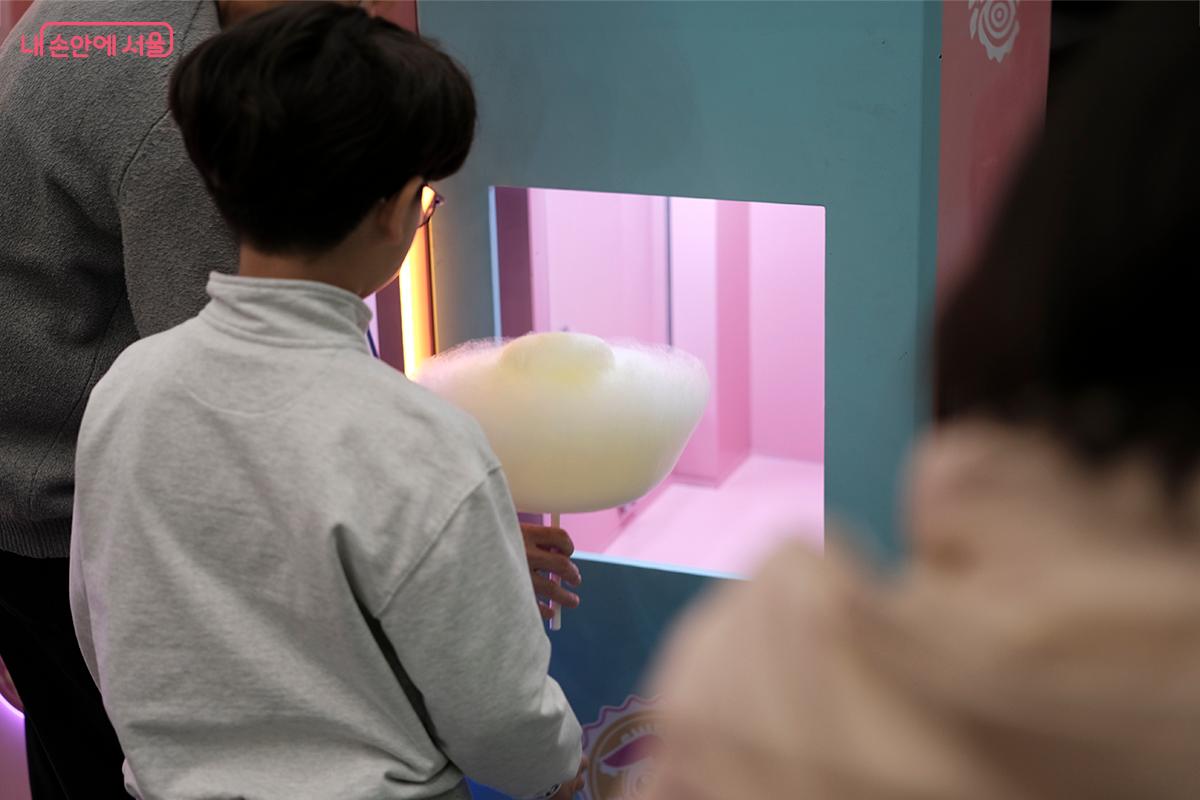 스크린 터치 한 번에 원하는 모양을 만들어주는 솜사탕이라니! 영화 속에서 보던 장면이 아닌가? ⓒ김아름