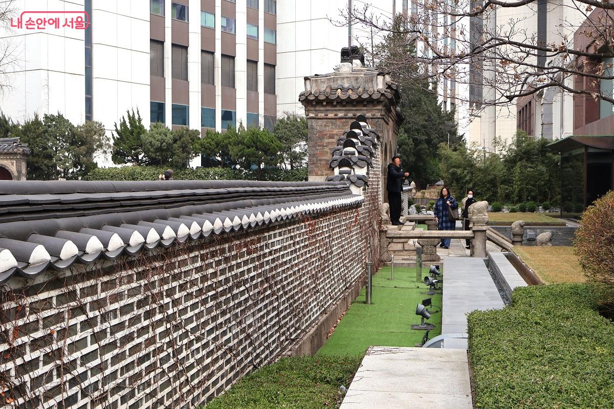 도심 속 빌딩 사이로 길게 이어진 환구단 돌담길이 고즈넉하다. &copy;김대진 