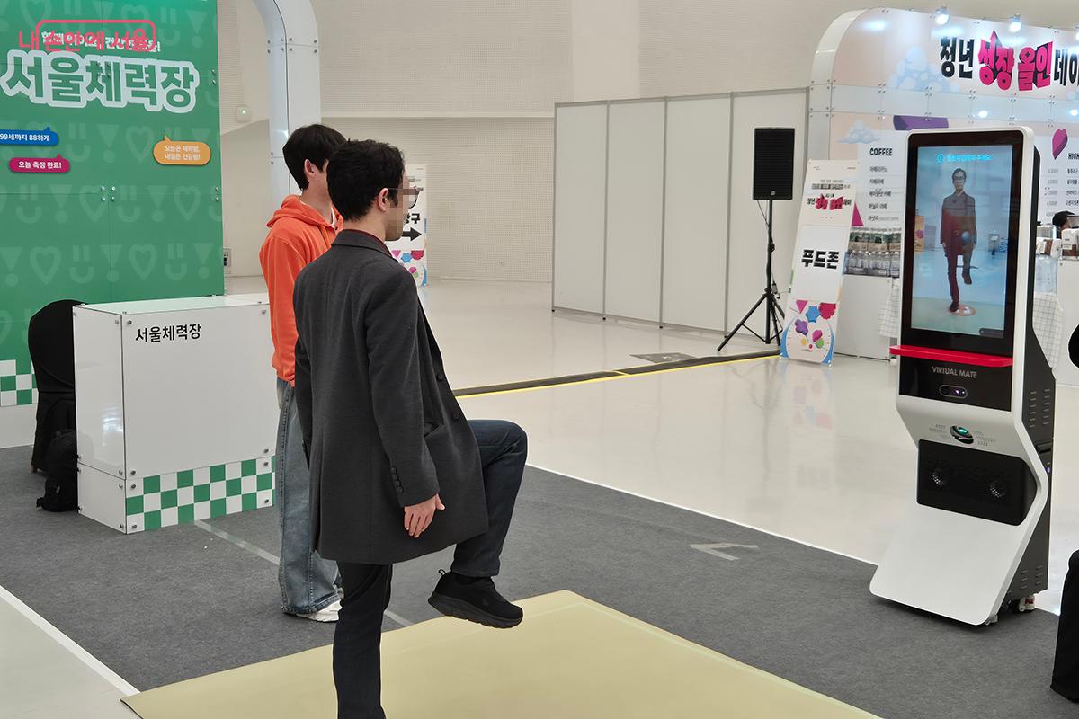 사용자의 자세와 체력을 측정하고 인공지능(AI)을 통해 신체 상태를 분석한다. &copy;이혜숙