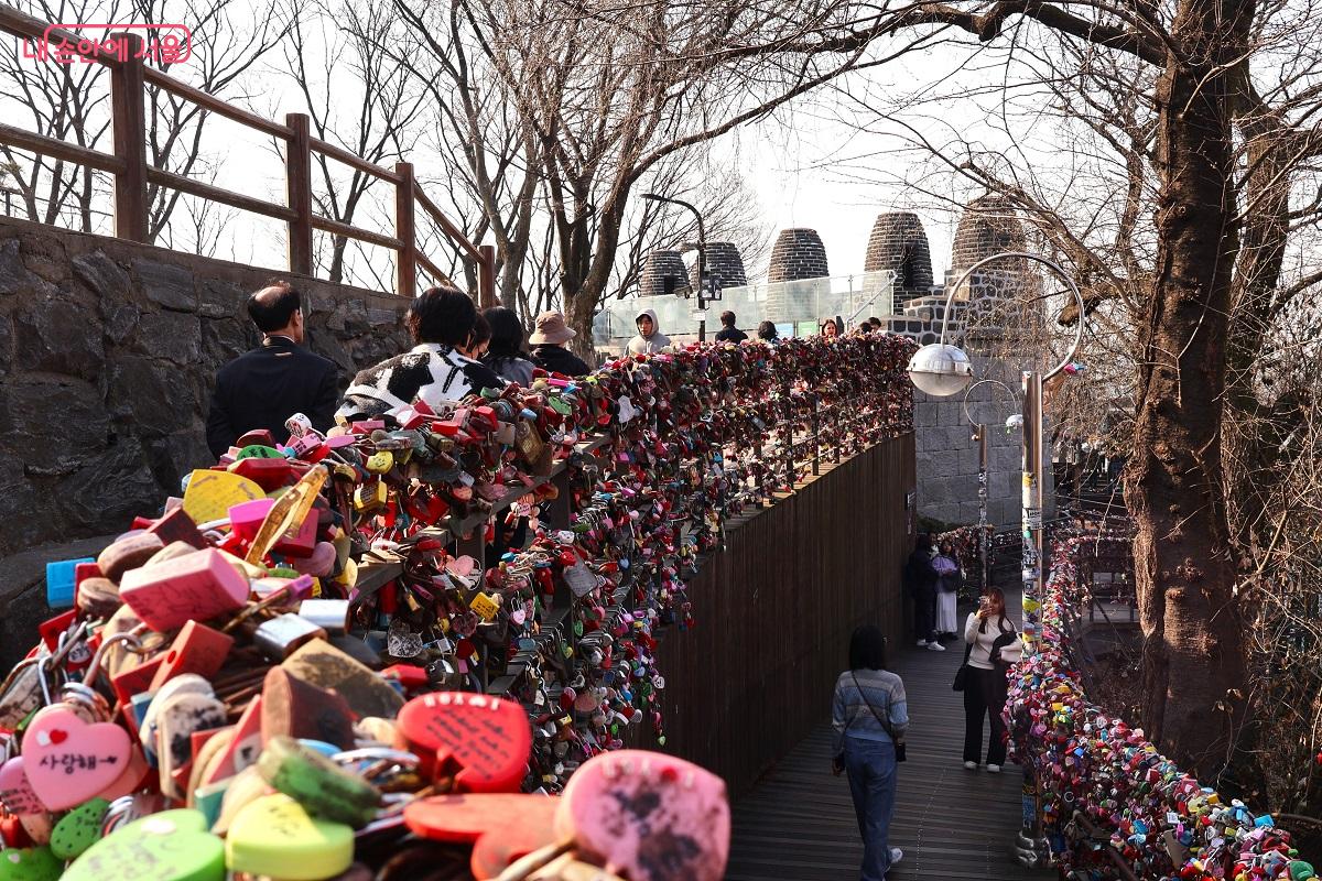 남산의 명물, 수많은 약속이 걸린 형형색색 &lsquo;사랑의 자물쇠&rsquo; &copy;이봉덕
