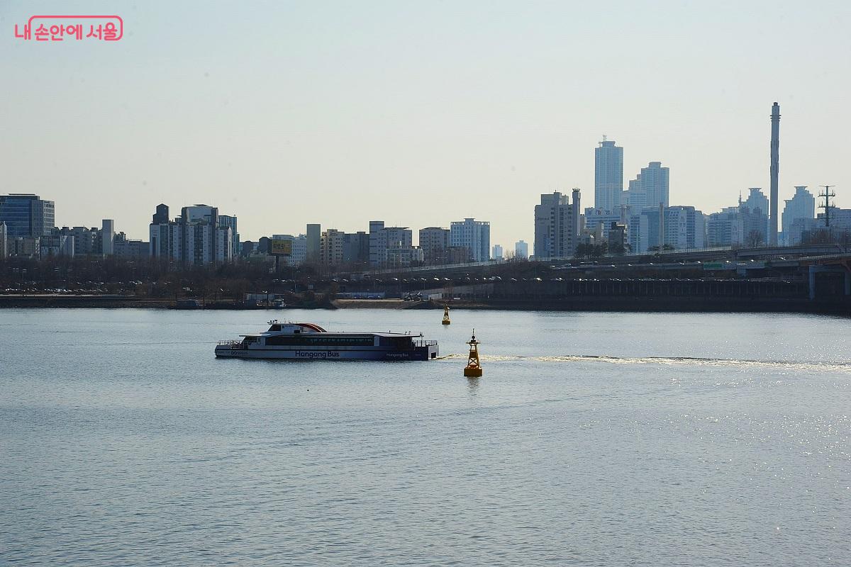 시인성과 안전성을 고려해 설치한 대형 부표 사이를 지나는 한강버스 &copy;조수봉