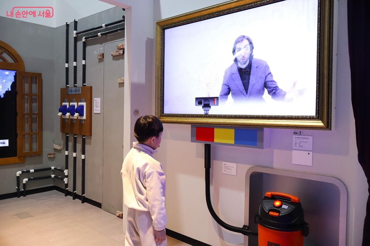 미디어 인터랙티브 체험 현장. 화면 속 인물과 관람객이 소통하며 과학적 원리를 쉽고 재미있게 배울 수 있도록 구성되어 있다. &copy;김대진