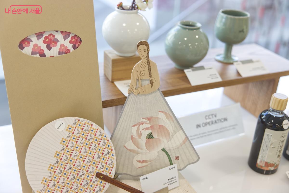 유니크 한 지역 특산품과 굿즈 등을 구경하고 구매할 수 있다. &copy;임중빈