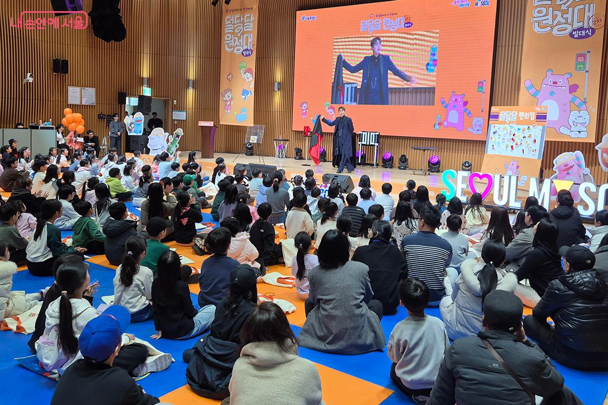 어린이들의 눈길을 사로잡은 유영웅 마술사의 마술쇼 ©백승훈