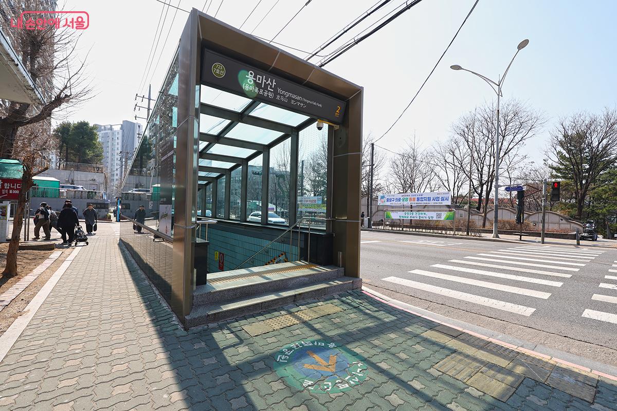 지하철 7호선 용마산역 2번 출구와 가까운 용마폭포공원 ©김주연