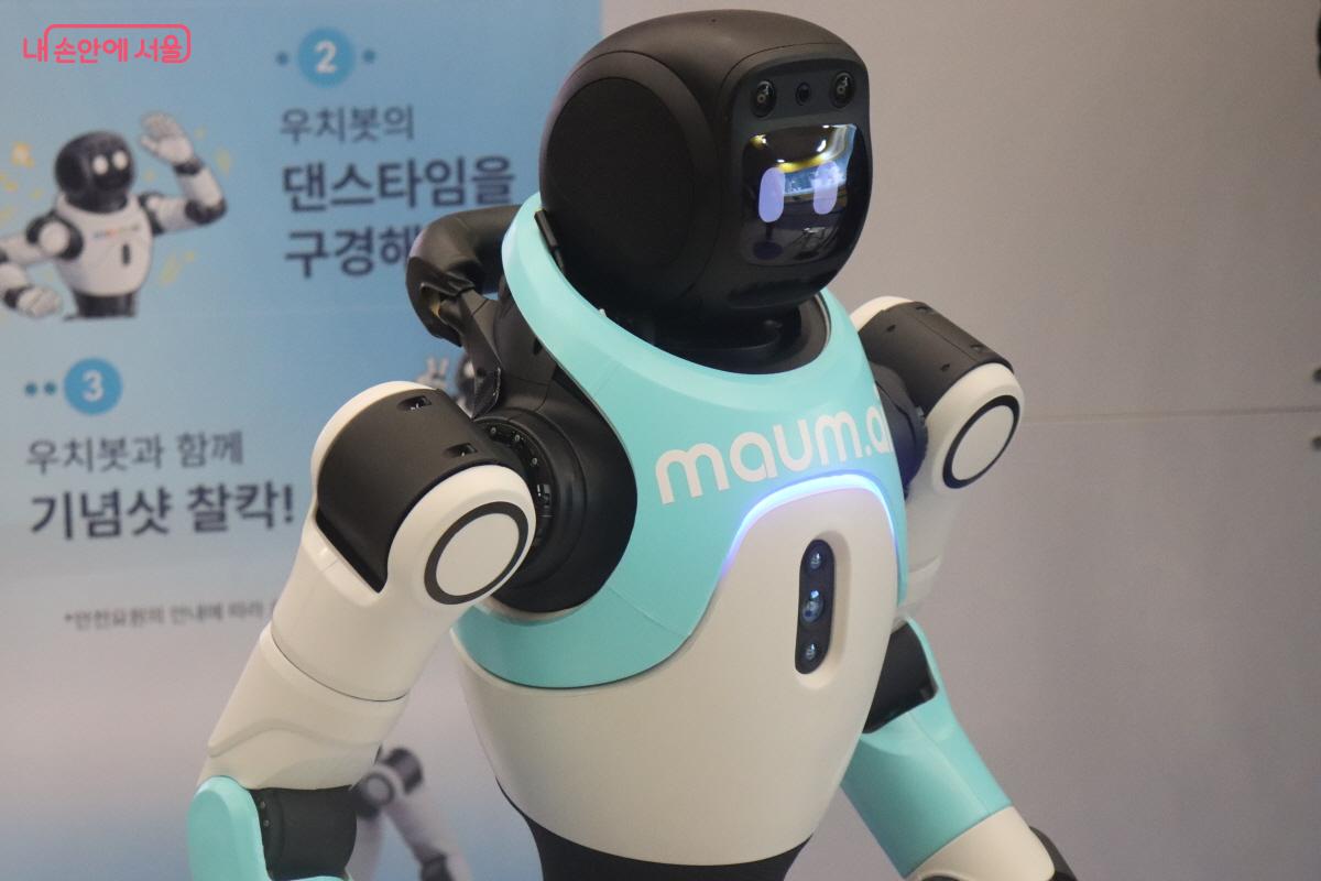  &lsquo;서울 AI 페스티벌 2026&rsquo;에서 만난 춤추는 우치봇 ⓒ조수연