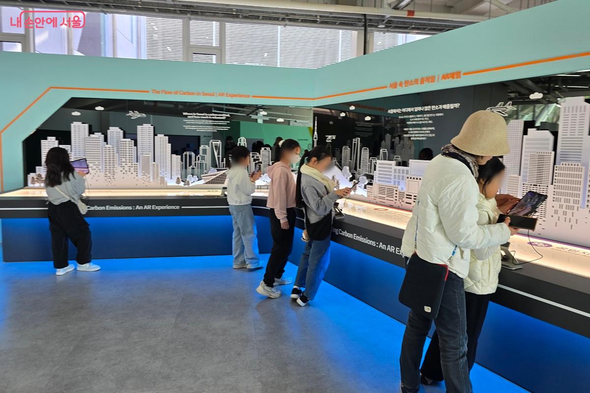 서울 속 탄소의 움직임을 찾아보고 있다. &copy;김윤경