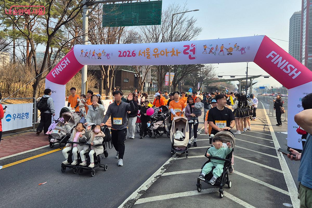 ‘2026 서울 유아차 런’ 피니시 라인을 통과하고 있는 참가자들 ©정향선