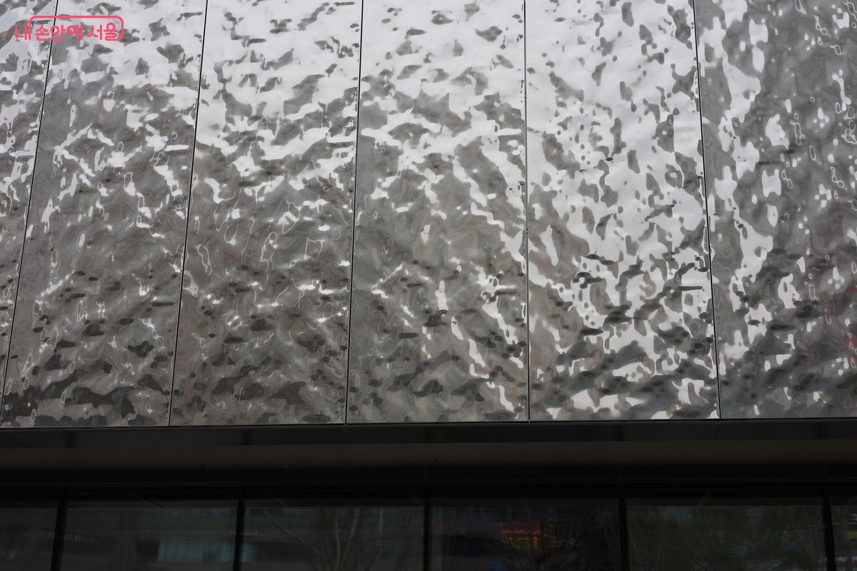 스테인리스 재료를 활용한 외관 ©김예진