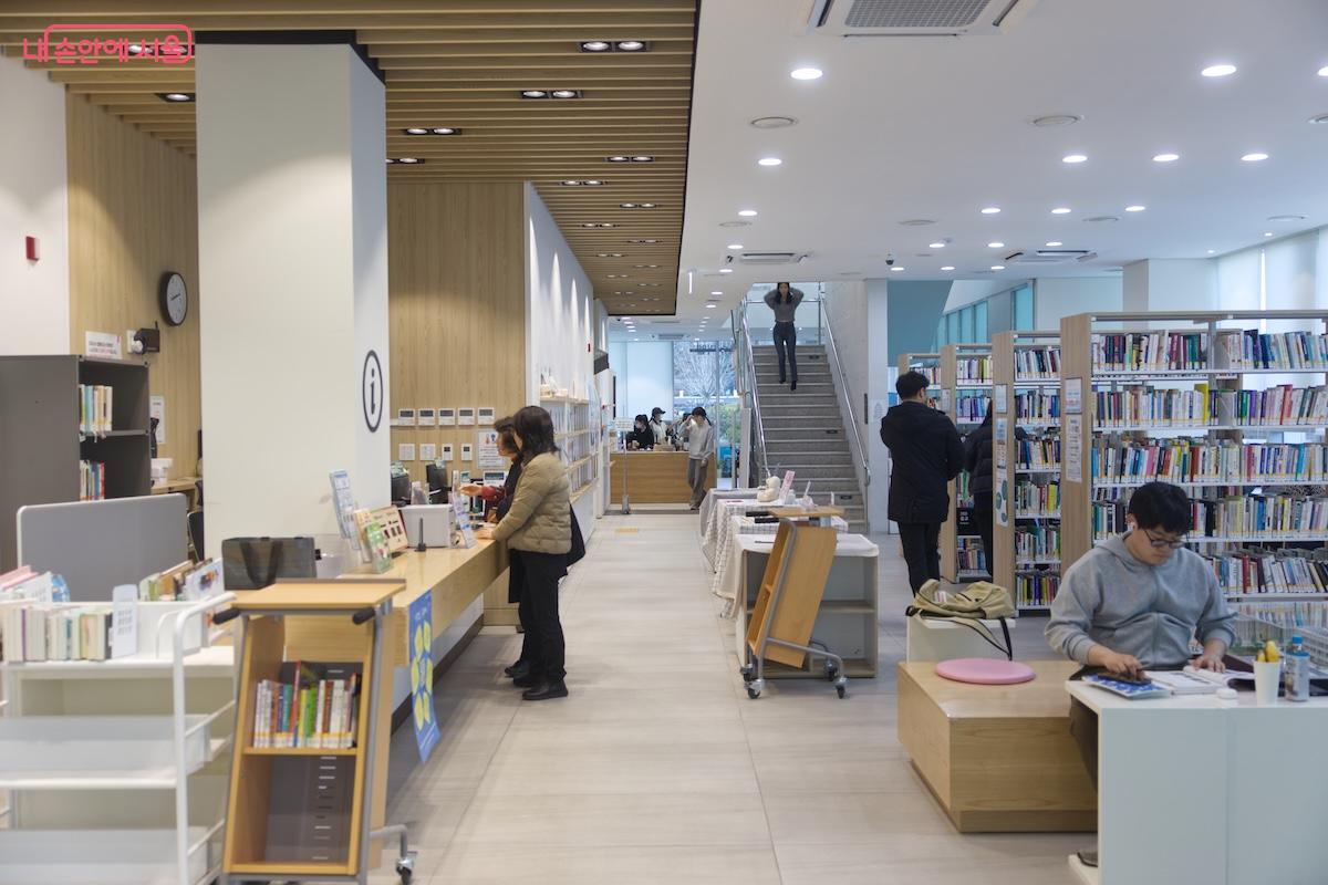 신도림역 3번 출구 바로 앞에 위치하고 있어 상당히 편리한 곳이다. &copy;서지희