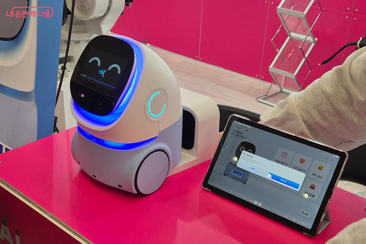 노인이나 가정 내 돌봄이 필요한 분들을 위해 개발된 반려 로봇 '케미프렌즈'