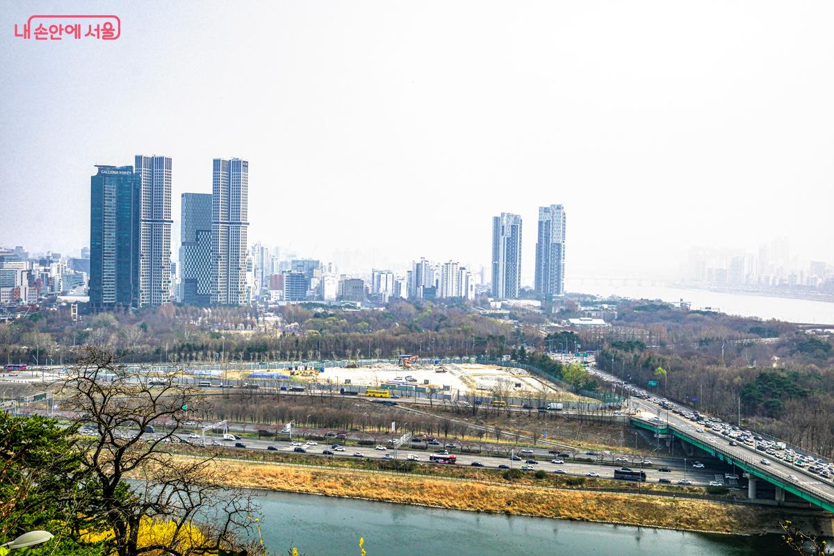 응봉산은 탁 트인 한강 뷰가 멋진 서울의 대표 조망 명소이기도 하다. &copy;박우영