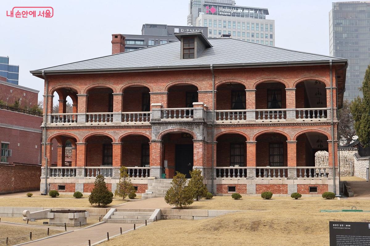 중명전의 붉은 벽돌 기둥 너머로 외교적 항거 역사가 기록되어 있다. &copy;김대진  