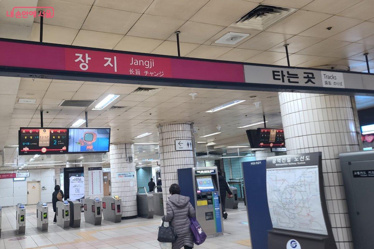 8호선 장지역 개찰구 주변 모습 &copy;김미정