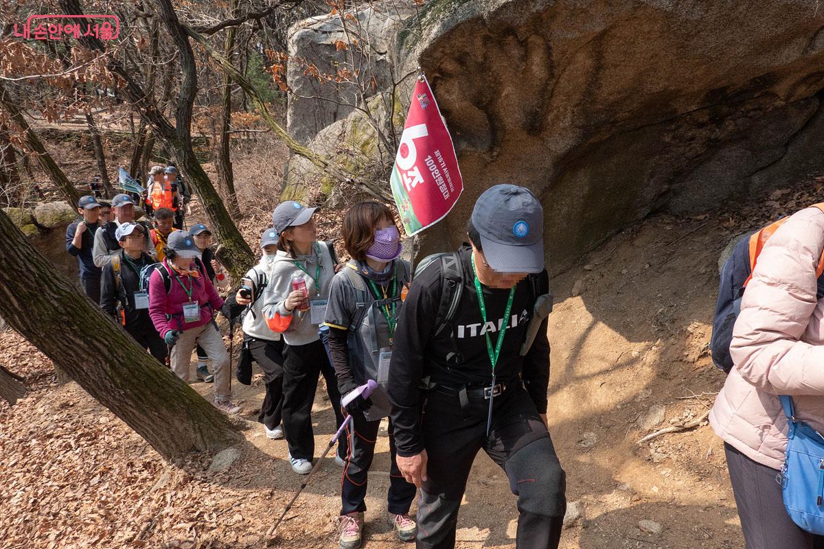 서울둘레길 2코스에 있는 &lsquo;거인손자국 바위&rsquo;를 통과한다. &copy;김인수