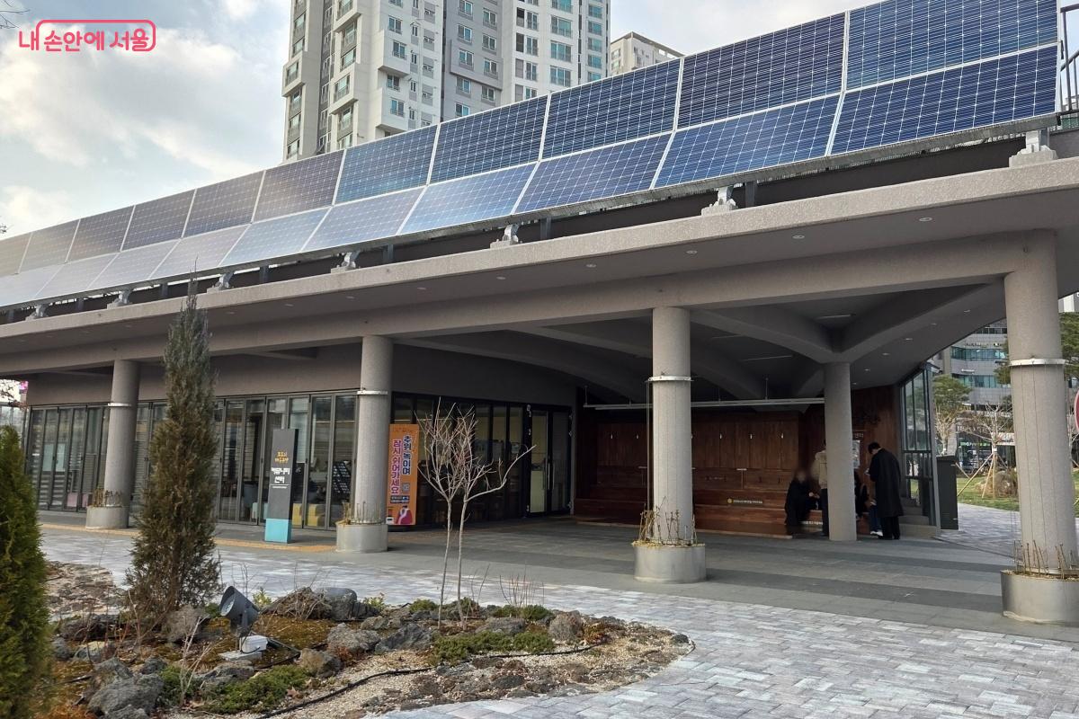 금나래중앙공원에는 모두의 마을공간 커뮤니티센터도 있다. &copy;김미선