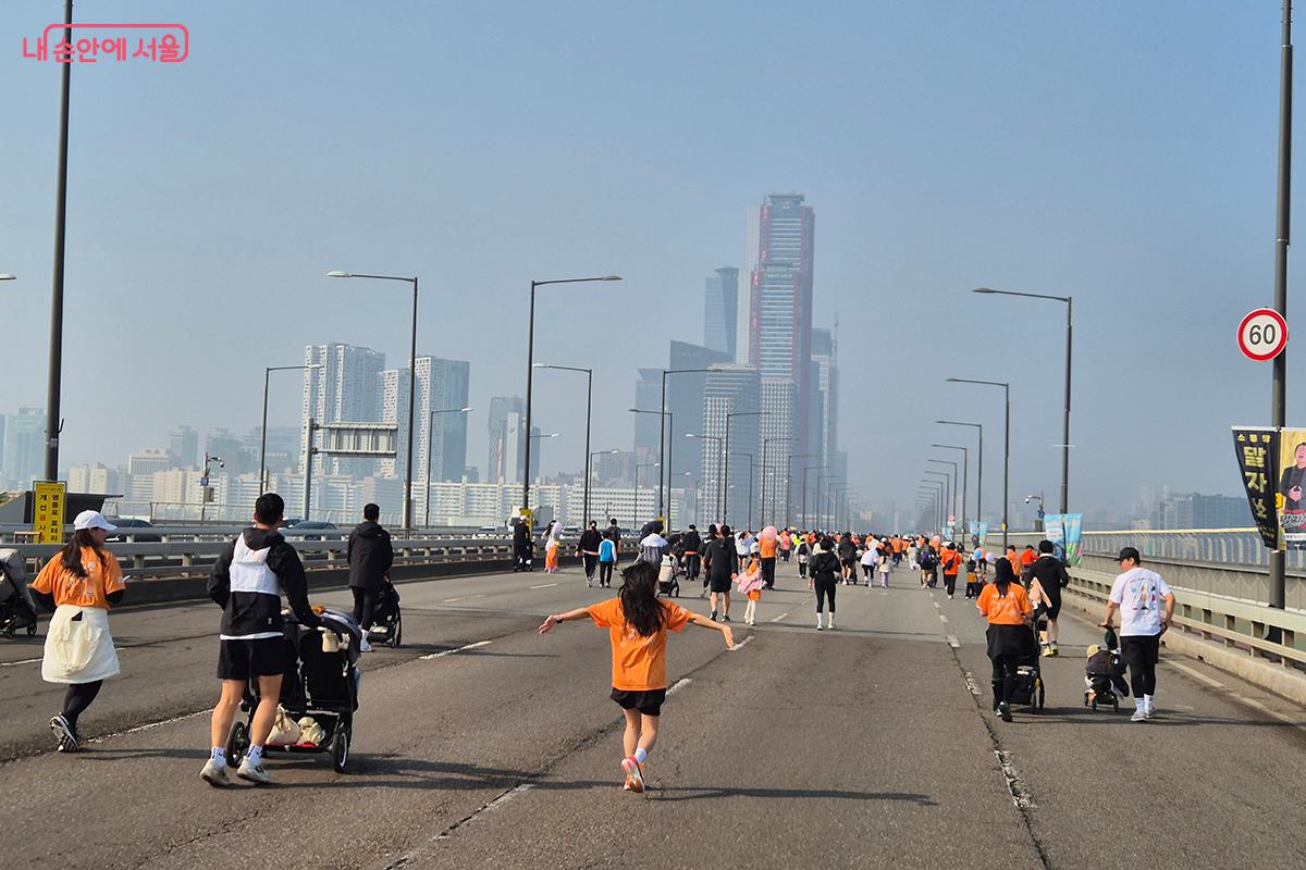 마포대교를 신나게 뛰는 즐거움은 오래도록 잊지 못할 추억으로 남을 것 같다. ©정향선