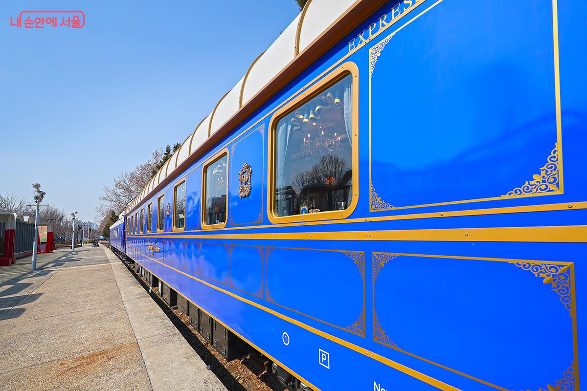 유럽의 특급열차를 모티브로 만들어진 레스토랑 열차 &copy;김주연