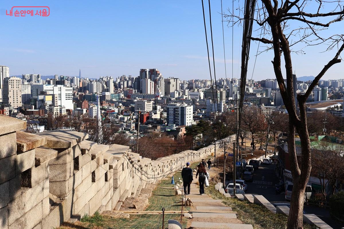 내리막 성곽길을 따라 걷다 보면 서울 시내의 탁 트인 전경이 한눈에 들어온다. &copy;이봉덕